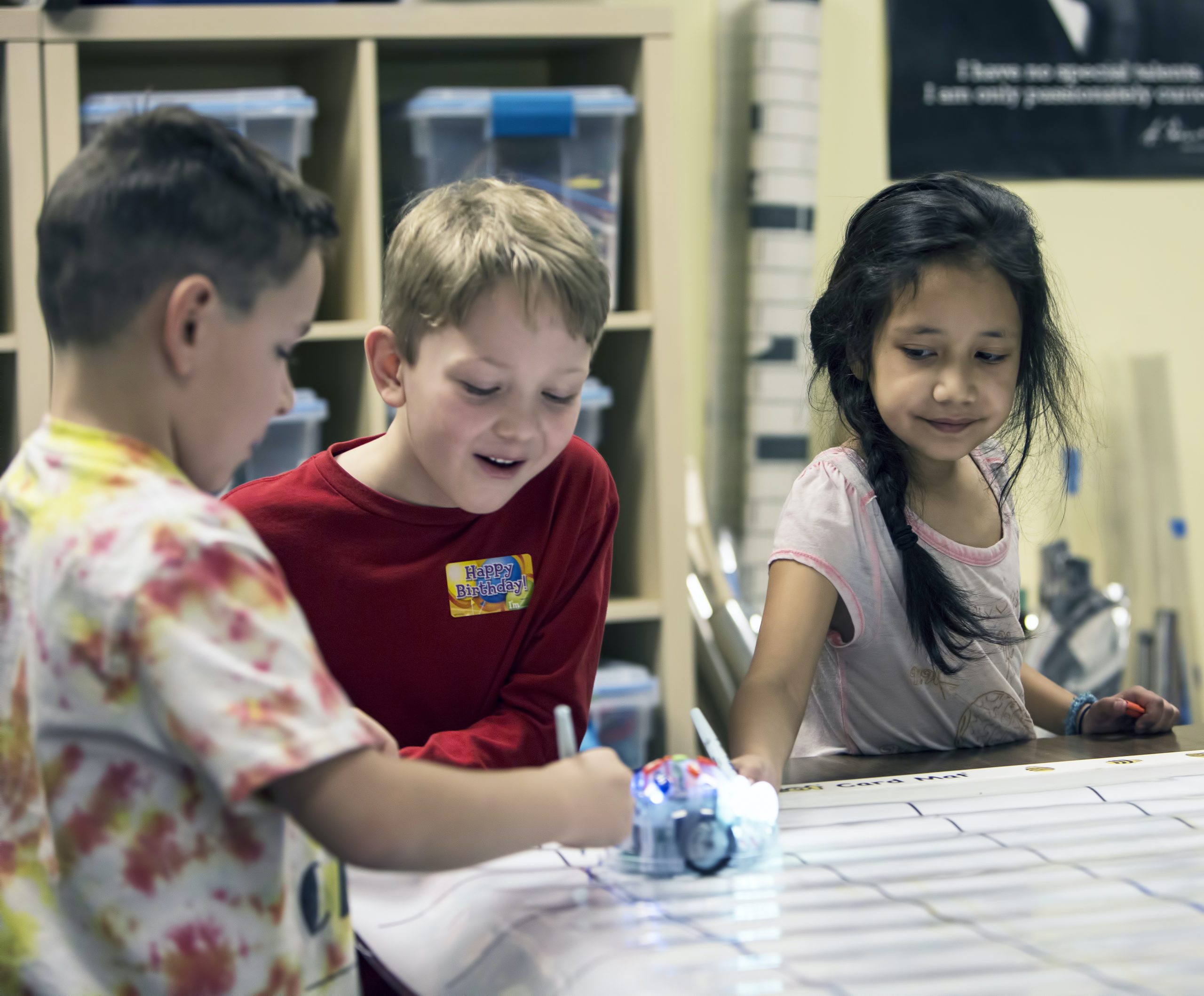 Tres estudiantes con robot